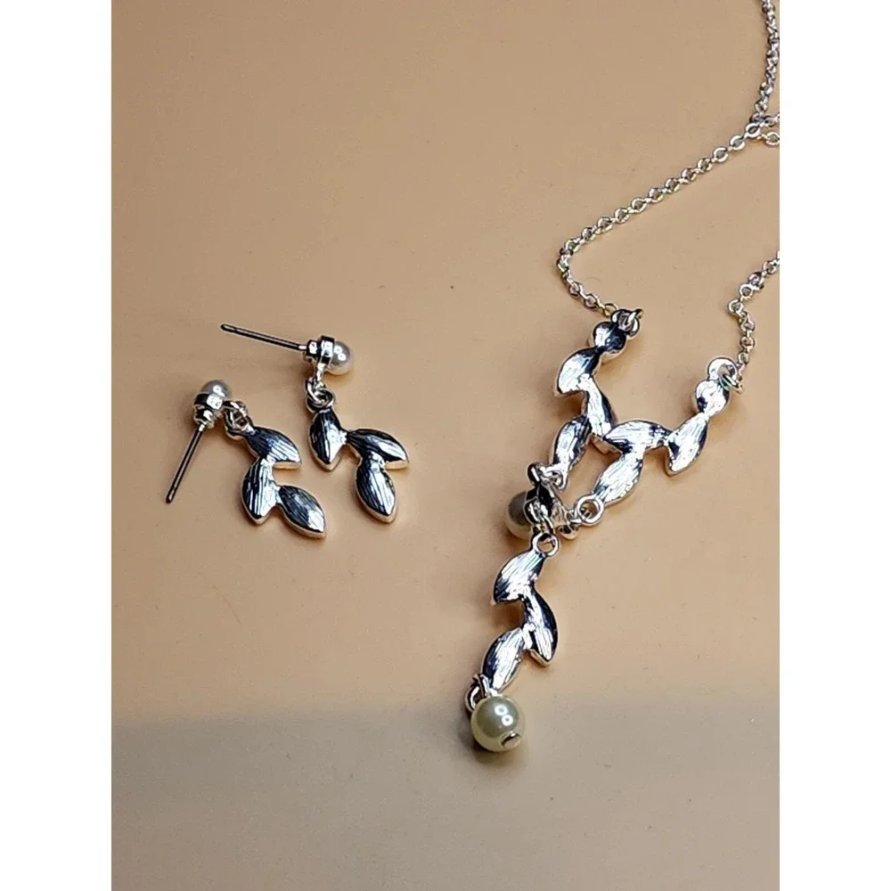 New SAQ Signed CZ Leaf Vine Silver Tone Necklace & Earring Set In Box FREE $HIP!